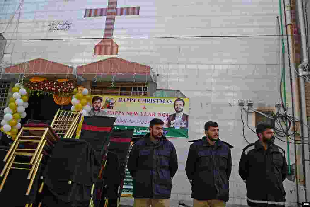 ئەندامانی پۆلیس لە دەرەوەی کڵێسای سەینت جۆن پاسەوانی دەکەن، ئەمەش دوای چەند مانگێک لە هێرشەکان بەهۆی &quot; کفرکردنەوە &quot;، جارانوالا، پاکستان،&nbsp;25&nbsp;ی&nbsp;12&nbsp;ی&nbsp;2023&nbsp;.