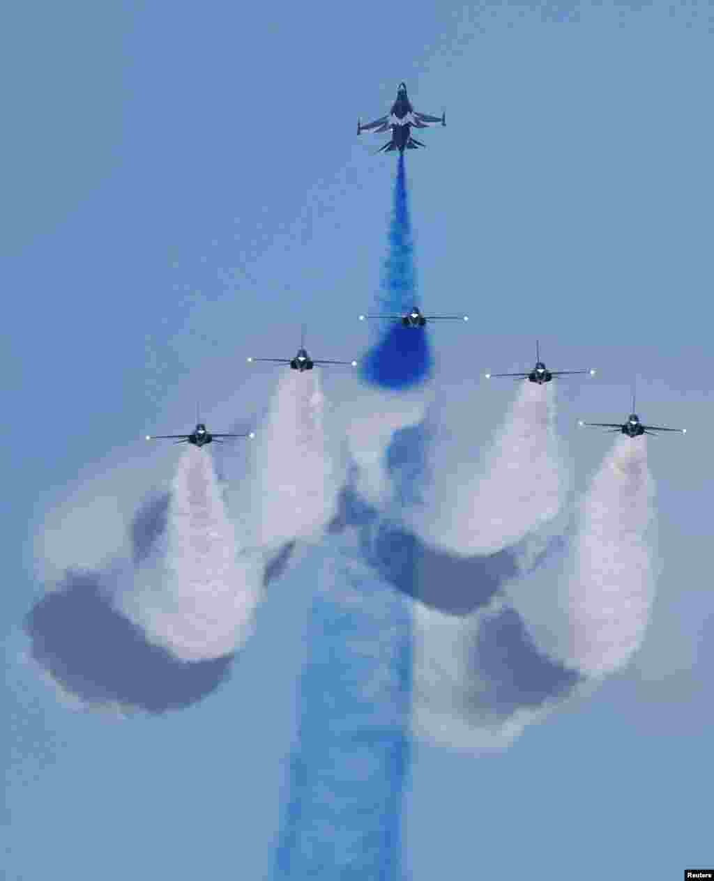 South Korean Air Force&#39;s Black Eagles aerobatic team performs during an aerial display at the Singapore Airshow at Changi Exhibition Centre, in Singapore.