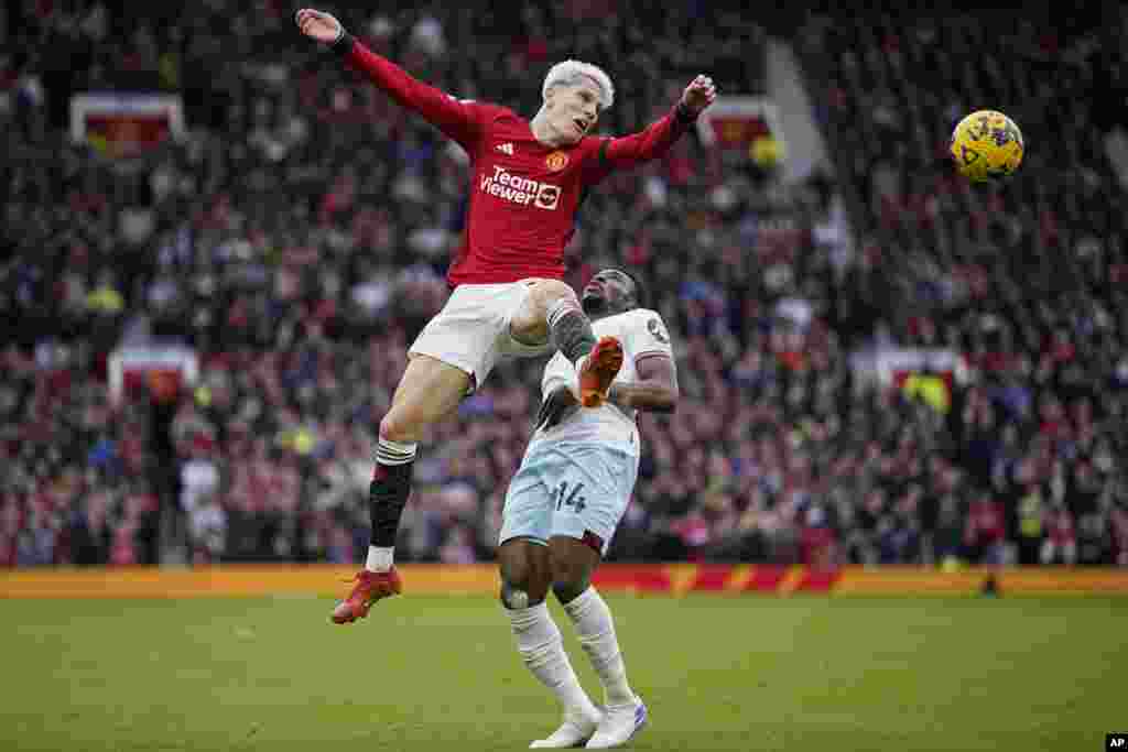 Manchester United&#39;s Alejandro Garnacho, left, vies for the ball with West Ham&#39;s Mohammed Kudus during the English Premier League soccer match between Manchester United and West Ham United at the Old Trafford stadium in Manchester, England.&nbsp;