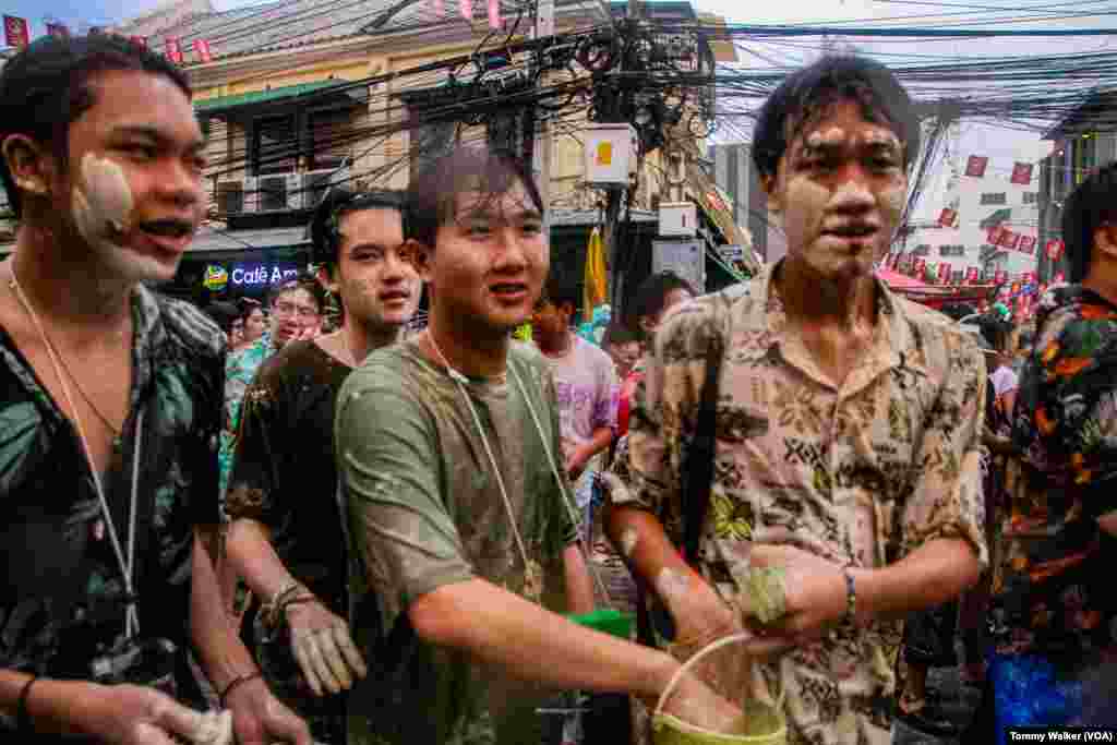 ထိုင်းလို ဒင်းဆာပွန်းလို့ခေါ်တဲ့ ထုံးကျောက်အမှုန့်က ထိုင်းမှာ သင်္ကြန်ကျဖို့ဆို သိကိုသိထားရမယ့် ပစ္စည်းဖြစ်ပါတယ်။ မျက်နှာကို နေမလောင်အောင်လိမ်းတာလည်း ဖြစ်သလို၊ ပွဲတော်အခမ်းအနားတွေမှာလည်း အတိတ်ကောင်းဆောင်တဲ့ နမိတ်နဲ့ လိမ်းခြယ်အသုံးပြုကြပါတယ်။ ဘန်ကောက်၊ ဧပြီ ၁၃၊ ၂၀၂၄