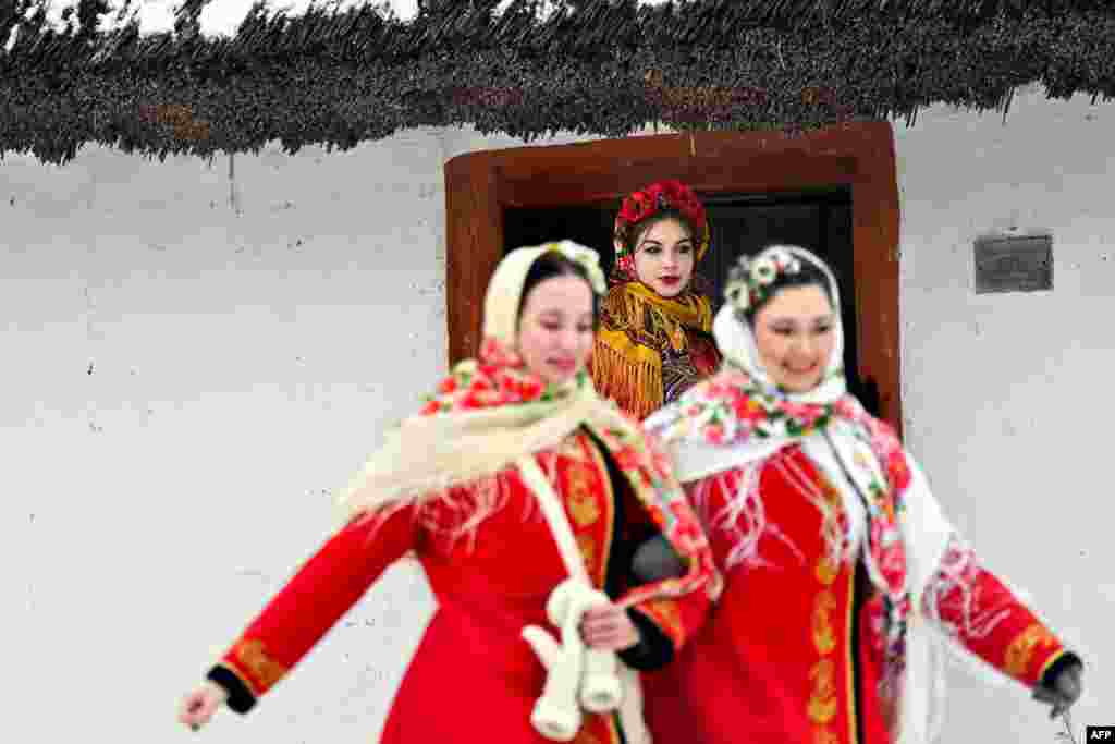کچان بە پۆشاکی نەریتیی ئۆکرانیاوە بەشداری لە ئاهەنگێکی کرسمس دەکەن لە گوندی پیرۆگۆڤی نزیک کیێڤ،&nbsp;25&nbsp;ی&nbsp;12&nbsp;ی&nbsp;2023. &nbsp;