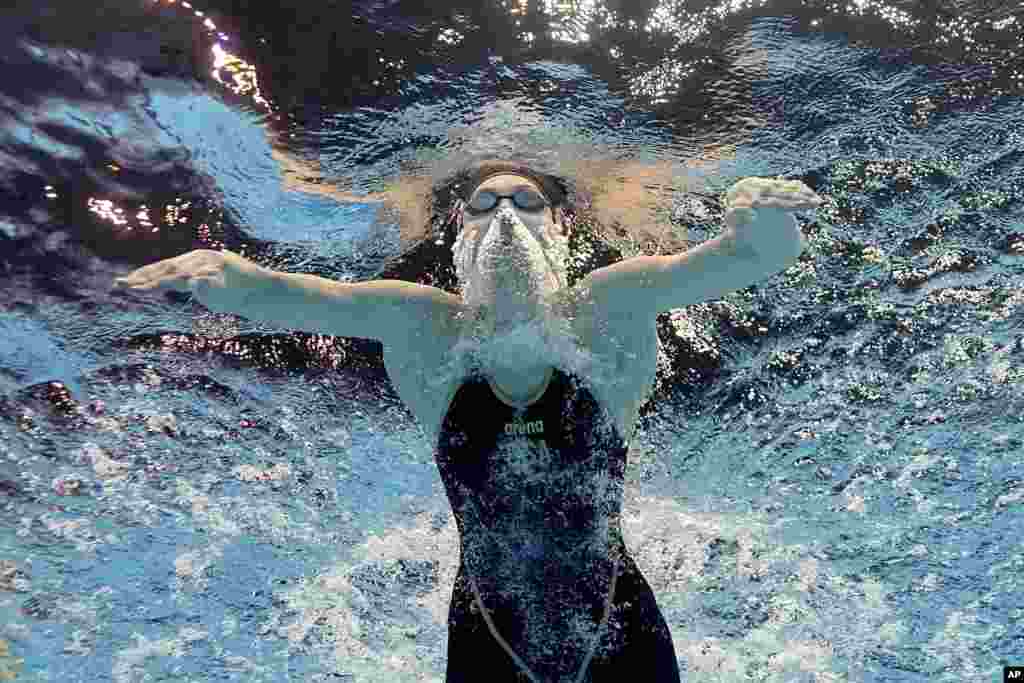 Alex Walsh of the United States competes in the women&#39;s 200-meter individual medley at the World Swimming Championships in Fukuoka, Japan.