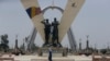 Un homme marche devant le parc « Place de Le Nation » à N'Djamena, Tchad, le 26 avril 2021.