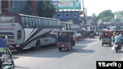 বিএনপি, জামায়াত ও সমমনা বিরোধী দলগুলোর ডাকা দেশব্যাপী হরতালের দ্বিতীয় দিনে সড়কে গণপরিবহনের উপস্থিতি প্রায় স্বাভাবিক ছিলো। ২০ নভেম্বর, ২০২৩।