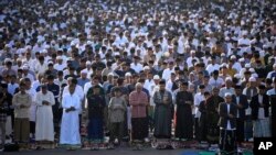 အစ္စလာမ်ဘာသာဝင်တွေ အထွဋ်အမြတ်ထားတဲ့ ရာမာဒန် ဥပုဒ်လအဆုံး အစ်နေ့မှာတော့ ဂျာကာတာမြို့တော်က လမ်းမကြီးတွေကို ပိတ်ပြီး အစ်နေ့ဝတ်ပြုပွဲကို ကျင်းပခဲ့ပါတယ်။ အင်ဒိုနီးရှားနိုင်ငံက ကမ္ဘာမှာ မွတ်စလင်ဦးရေအများဆုံး ဖြစ်ပါတယ်။ (ဧပြီ ၁၀၊ ၂၀၂၄) အေပီဓာတ်ပုံ/ Dita Alangkara