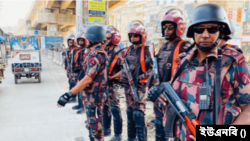 বিএনপি ও সমমনা বিরোধী দলগুলোর দেশব্যাপী ডাকা ষষ্ঠ অবরোধ চলাকালীন আইনশৃঙ্খলা রক্ষাকারী বাহিনীকে সড়কে টহল দিতে দেখা গেছে। ২২ অক্টোবর, ২০২৩।