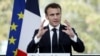 Le président français Emmanuel Macron prononce un discours lors d'une réunion avec des responsables locaux dans le cadre d'une visite à Savines-Le-Lac, dans le sud-est de la France, le 30 mars 2023. (Photo de Sébastien NOGIER / POOL / AFP)