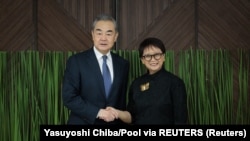 တရုတ်နိုင်ငံခြားရေးဝန်ကြီး ဝမ်ရီ နဲ့ အင်ဒိုနီးရှားနိုင်ငံခြားရေးဝန်ကြီး Retno Marsudi (ဧပြီ ၁၈၊ ၂၀၂၄)
Yasuyoshi Chiba/Pool via REUTERS