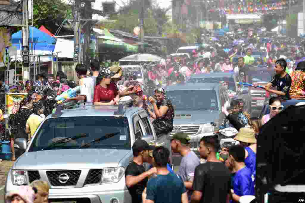 နာရာသီဝတ်ခရိုင်က သင်္ကြန်ပွဲ ဖြစ်ပါတယ်။ ကားတွေနဲ့ရော ခြေလျင်ပါ ရေပက်ခံထွက်ကြတာပါ။ ဧပြီ ၁၃၊ ၂၀၂၄
