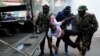 La police arrête l'activiste kenyan Boniface Mwangi lors d'une manifestation antigouvernementale à Nairobi, le 25 juillet 2024.