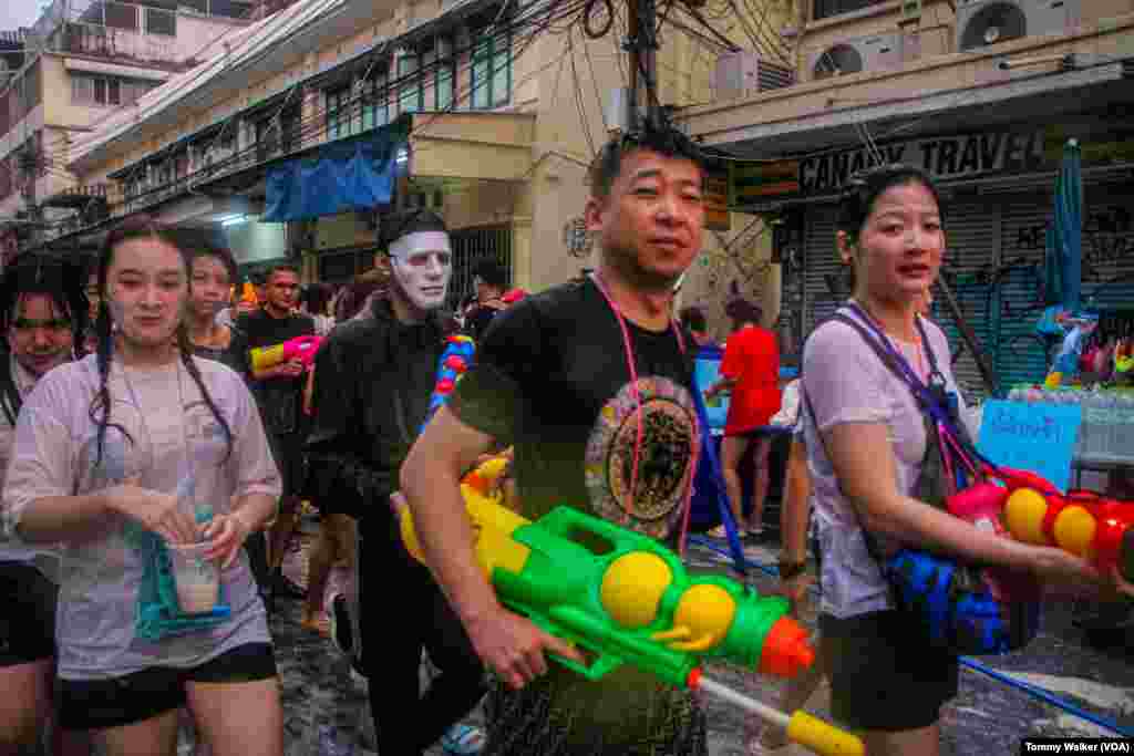 ဘန်ကောက်က ကားကျပ်တဲ့ လမ်းတွေမှာတော့ ရေကစားသူတွေက ကားနဲ့ ရေပက်ခံတာမျိုးမဟုတ်ပဲ လမ်းလျှောက်ပြီး လမ်းတလျှောက်တွေ့သူတွေနဲ့ အပြန်အလှန် ရေပက်ကစားကြတာ ဖြစ်ပါတယ်။ ဘန်ကောက် ဧပြီ ၁၃၊ ၂၀၂၄