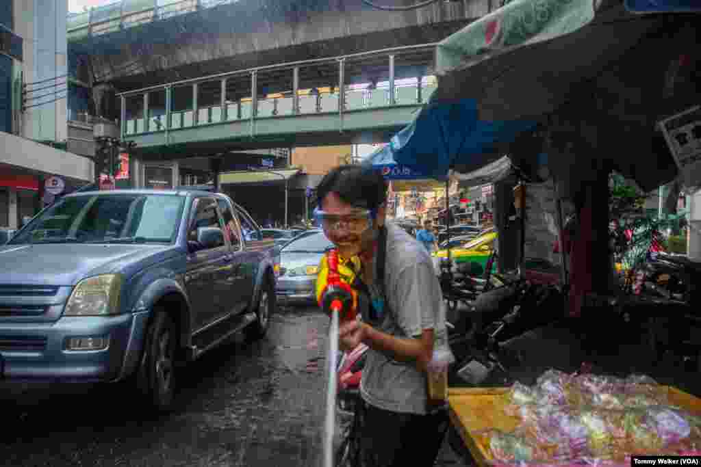 ဒီနှစ်ဆွန်ခရန်ပွဲတော်ကို လာလည်သူ နိုင်ငံခြားခရီးသွား ၅ သိန်းကျော်ရှိပြီး ထိုင်းဘတ် ၂၄ ဘီလျံကျော်၊ ဒေါ်လာနဲ့ဆို ဒေါ်လာ ၆၅၅ သန်း ဝင်ငွေရလိမ့်မယ်လို့ ထိုင်းခရီးသွားလုပ်ငန်းက ခန့်မှန်းထားပါတယ်။