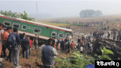 গাজীপুরের বনখড়িয়া এলাকায় রেললাইন কেটে ফেলায় মোহনগঞ্জ এক্সপ্রেসের ইঞ্জিন ও ছয়টি বগি লাইনচ্যুত হয়ে পড়ে। ১৩ ডিসেম্বর, ২০২৩। 