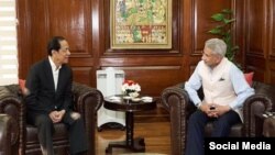 မြန်မာနိုင်ငံဆိုင်ရာ အာဆီယံ အထူးသံတမန် အလောင်ကီအို ကစ်တီဟွန်း (Alounkeo Kittikhoun)နဲ့ အိန္ဒိယနိုင်ငံခြားရေးဝန်ကြီး S. Jaishankar နယူးဒေလီမြို့မှာ တွေ့ဆုံ (Photo: Jaishankar's X media)