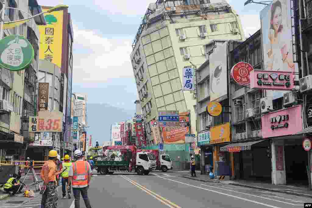 The Full Hotel building in Hualien, which had been damaged in an April 3 earthquake, tilts further to one side after a series of earthquakes overnight, as seen in this picture released by Taiwan's Central News Agency.