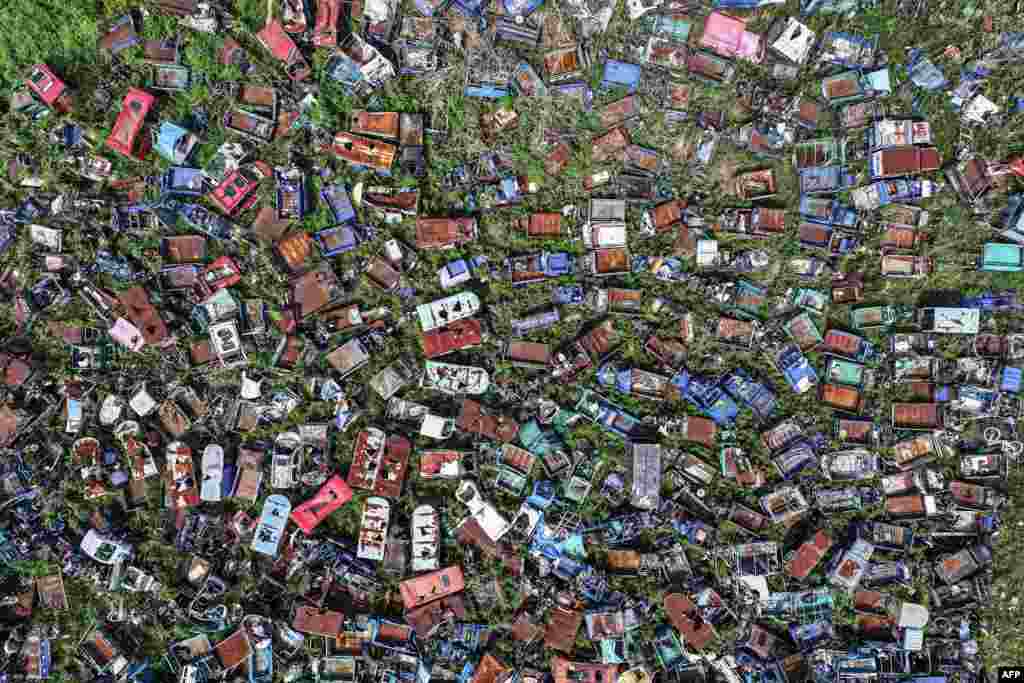 This photo shows an aerial view of abandoned vehicles waiting to be scrapped in Nanjing in eastern China&#39;s Jiangsu province.