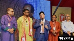 ঢাকার বনানী পূজামণ্ডপ পরিদর্শনকালে বাংলাদেশের পররাষ্ট্রমন্ত্রী একে আব্দুল মোমেন। ২৩ অক্টোবর, ২০২৩।