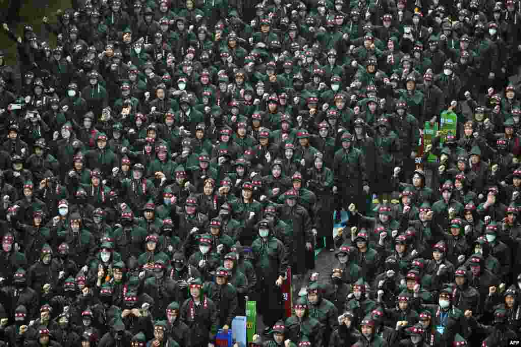 Members of the National Samsung Electronics Union stage a rally as they begin a three-day general strike outside the company&#39;s foundry and semiconductor factory in Hwaseong, South Korea.