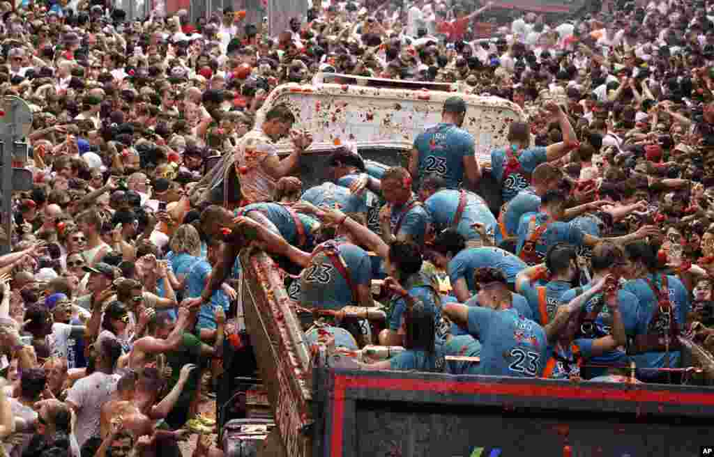 Revelers throw tomatoes at each other during the annual &quot;Tomatina&quot; tomato fight fiesta, in the village of Bunol near Valencia, Spain.
