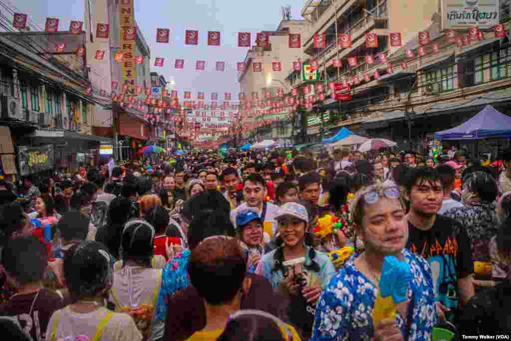 ထိုင်းကို အိတ်တလုံးနဲ့ လာပြီး စတည်းချ နေရာအနှံ့ခရီးမျိုးစုံ သွားကြသူတွေ အတည်းများတဲ့ ခေါက်ဆန်လမ်း ဖြစ်ပါတယ်။ ဒီနေရာမှာ သင်္ကြန်ပွဲတော်အတွင်း ကြက်ပျံမကျ စည်းကားပါတယ်။&nbsp; ဘန်ကောက်၊ ဧပြီ ၁၃၊ ၂၀၂၄
