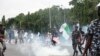 La police nigériane fait usage de gaz lacrymogène lors d’une manifestation antigouvernementale à Abuja, le 1er août 2024. (Photo de Kola Sulaimon / AFP)