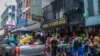ဘန်ကောက် ညမုန့်ဆိုင်တွေ၊ ဘားတွေနဲ့ စည်ကားတဲ့ ၁၁ လမ်းမှာ ရေပက်ကစားနေကြတာပါ။ ဘန်ကောက်၊ ဧပြီ ၁၃၊ ၂၀၂၄