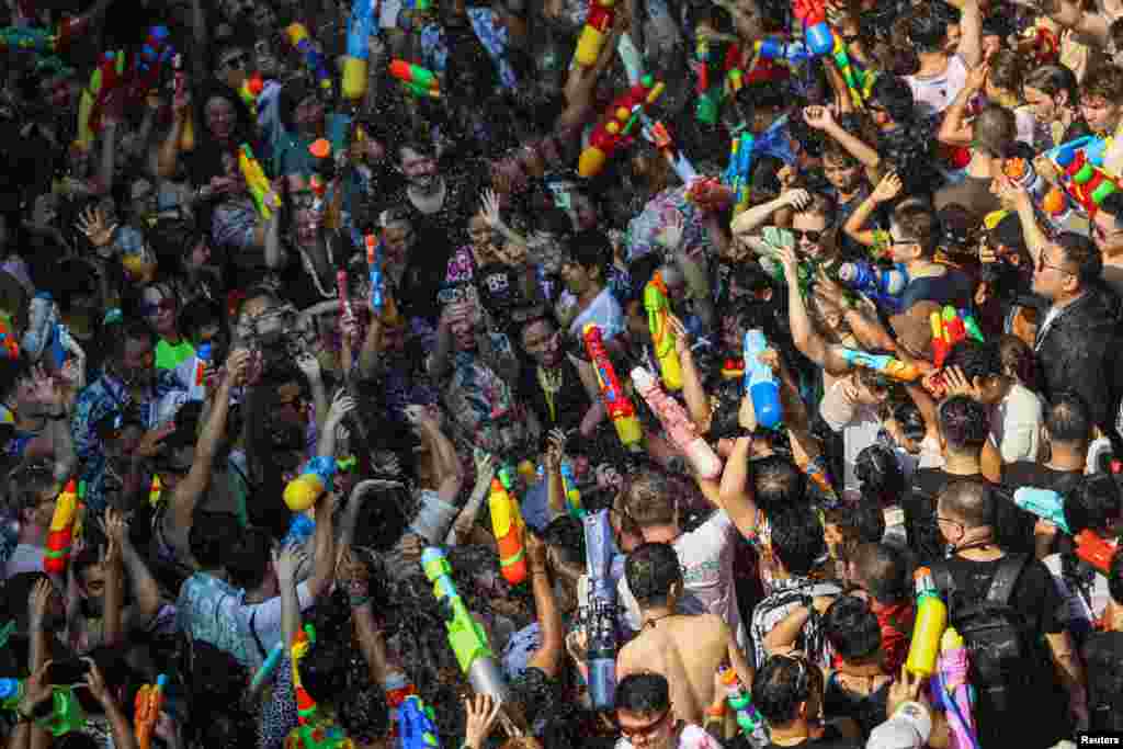 ဘန်ကောက်မြို့လယ်တခုလုံးပဲ ရေကစားသူတွေနဲ့ အပြည့်ဖြစ်နေပါတယ်။ ဒီနှစ်သင်္ကြန်က အရင်နှစ်တွေထက် ပိုစည်ကားပြီး နိုင်ငံခြားခရီးသွားတွေလည်း အများအပြား ရောက်နေကြပါတယ်။ ဘန်ကောက်၊ ဧပြီ ၁၃၊ ၂၀၂၄
