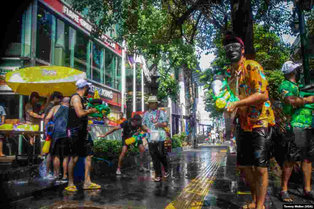 တည်းခိုခန်းတွေ၊ ဈေးဆိုင်တွေရှိတဲ့ အဆော့ဘူတာတဝိုက်လမ်းတွေမှာတော့ နိုင်ငံခြားဧည့်သည်တွေ အတွေ့ရ များပါတယ်။ အဆော့၊ ဘန်ကောက်၊ ဧပြီ ၁၃၊ ၂၀၂၄
