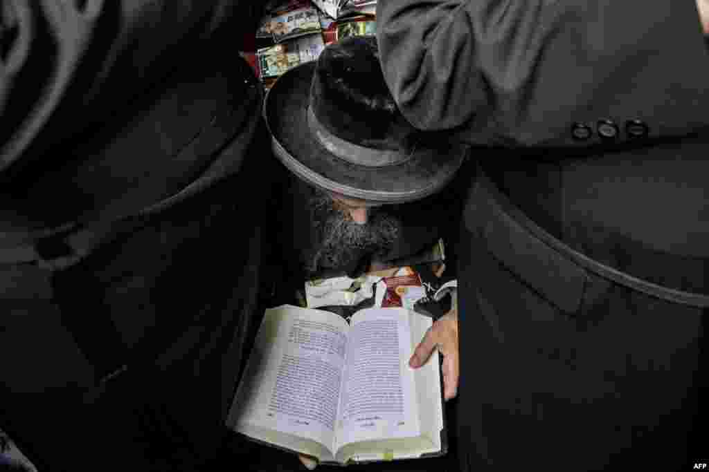 Hasidic Jewish pilgrims pray at the tomb of Rabbi Nachman, ahead of the Jewish new year of Rosh Hashanah, in Uman, central Ukraine.&nbsp;Over 20,000 Jewish pilgrims have arrived in Uman for Rosh Hashanah, despite warnings from Kyiv not to travel for the religious holiday due to the Russian invasion.