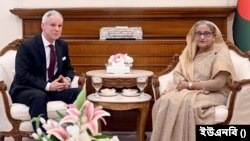 বাংলাদেশে নিযুক্ত সুইজারল্যান্ডের রাষ্ট্রদূত রেটো সিগফ্রিড রেংগলি সৌজন্য সাক্ষাৎ করেন বাংলাদেশের প্রধানমন্ত্রী শেখ হাসিনার সঙ্গে। ২৩ অক্টোবর, ২০২৩।