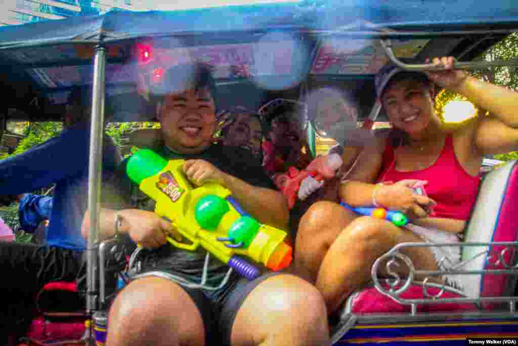 ထိုင်းကနာမည်ကျော် အငှားကားလေးတွေဖြစ်တဲ့ တုတ်တုတ်တွေနဲ့ ရေပက်ခံထွက်ကြသူတွေကိုလည်း တွေ့ရပါတယ်။ ဘန်ကောက်၊ ဧပြီ ၁၃၊ ၂၀၂၄