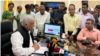সচিবালয়ে সাংবাদিকদের সাথে বাংলাদেশের স্বরাষ্ট্রমন্ত্রী আসাদুজ্জামান খান কামাল। ২৯ অক্টোবর, ২০২৩।
