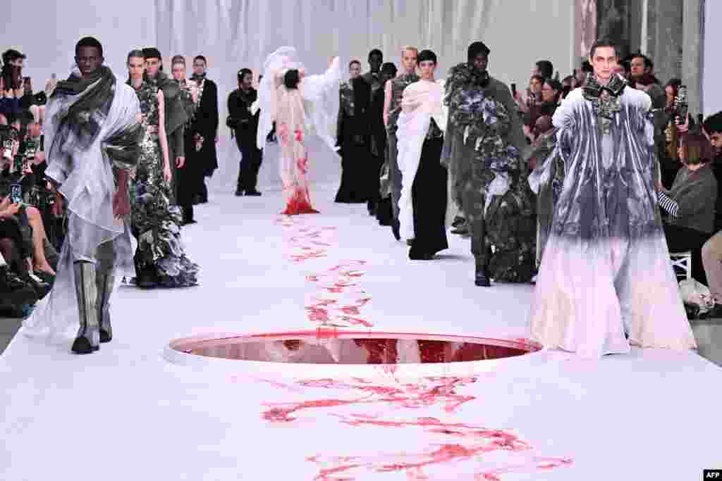 Models present creations by Yuima Nakazato during the Women&#39;s Haute-Couture Spring/Summer 2024 Fashion Week in Paris, France.