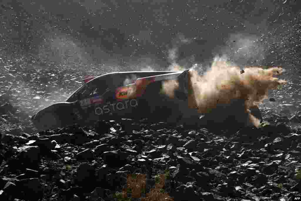 Astara Team&#39;s Spanish driver Laia Sanz and her Italian co-driver Maurizio Gerini steer their during the stage 11 of the 2024 Dakar Rally between Al-Ula and Yanbu, Saudi Arabia.