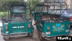ফেনী শহরে দু’টি সিএনজিচালিত অটোরিকশায় আগুন দেয়া হয়েছে। ৪ ডিসেম্বর, ২০২৩।
