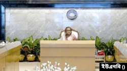 মন্ত্রিপরিষদ কক্ষে অনুষ্ঠিত এক সভায় বাংলাদেশের প্রধানমন্ত্রী শেখ হাসিনা। ৪ ডিসেম্বর, ২০২৩। ফাইল ছবি। 