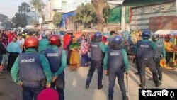 বাংলাদেশে পোশাক শ্রমিকদের বিক্ষোভ; ৩ শিল্পাঞ্চলে ১৩০ কারখানা বন্ধ।