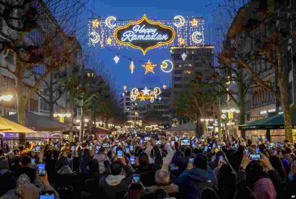 A &quot;Happy Ramadan&quot; sign is illuminated on the occasion of the beginning of the holy month of Ramadan in a pedestrian zone in Frankfurt, Germany.