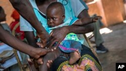 Mtoto akipewa chanjo dhidi ya Malaria katika kijiji cha Tomali nchini Malawi