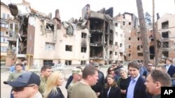Kryeministri kanadez duke vizituar qytetin ukrainas Irpin (8 maj 2022)