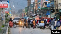 Une rue animée pendant le confinement fixé par le gouvernement pour empêcher la propagation endémique de la maladie à coronavirus (COVID-19), dans le district d'Eastleigh à Nairobi, Kenya, le 6 mai 2020. REUTERS / Thomas Mukoya 
