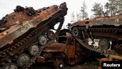 Tanke dhe autoblinda të shkatërruara ruse në qytetin Lyman, të çliruar nga forcat ukrainase (5 tetor 2022). 