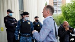 Avokati mbrojtës Ivan Pavlov duke ngjitur shkallët e Gjykatës së Moskës, (9 qershor 2021) 