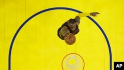 LeBron James (23) des Cavaliers de Cleveland fait un « dunk» contre les Warriors de Golden State au cours de la première mi-temps du deuxième match de la finale NBA de basket-ball à Oakland, en Californie, 5 juin 2016. (AP Photo / Marcio J. Sanchez, Pool)