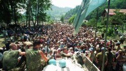 13 korrik 1995, paqeruajtësit hollandezë qarkohen nga refugjatët boshnjakë