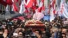 Amigos y familiares llevan el ataúd con los restos del expresidente de Perú, Alan García, quien se suicidó esta semana, durante los últimos tres días de duelo nacional declarado por el presidente Martín Vizcarra, en Lima, Perú.