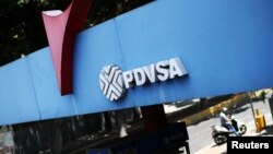 Foto de archivo. El logo de la petrolera estatal PDVSA en una estación de gasolina en Caracas, Venezuela Mayo 17, 2019. REUTERS/Ivan Alvarado.