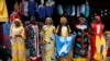 Des femmes devant un magasin dans le quartier d'Adjamé à Abidjan en Côte d'Ivoire.