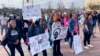 Aktivistët në favor të së drejtës së abortit duke protestuar përpara Kapitolit të Oklahomas (5 prill 2022)