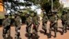 Des soldats maliens patrouillent devant l'hôtel Radisson Blu que des jihadistes avaient attaqué quelques jours plus tôt, à Bamako, Mali, 21 novembre 2015. (AP Photo / Jerome Delay)